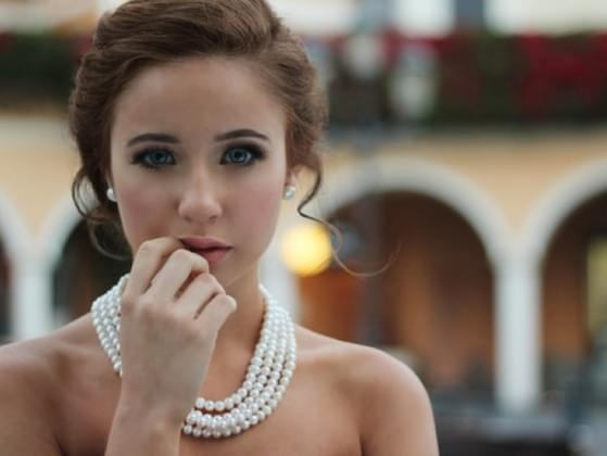 You got two minutes to put on your makeup. What do you choose to do?